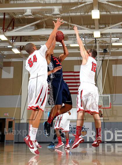 Thumbnail 3 in Leuzinger vs. Orange Lutheran (MaxPreps Holiday Classic) photogallery.