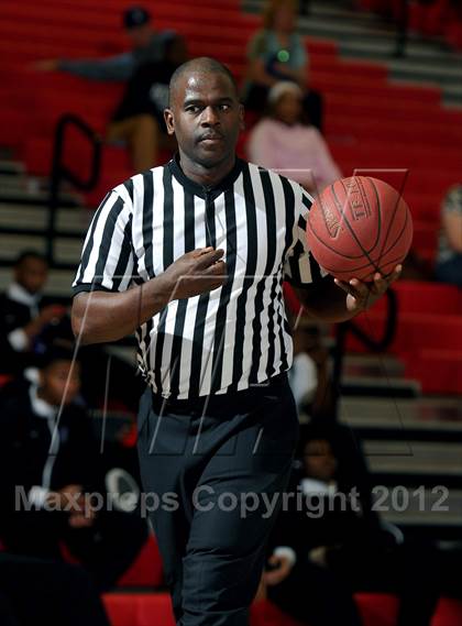 Thumbnail 2 in Leuzinger vs. Orange Lutheran (MaxPreps Holiday Classic) photogallery.
