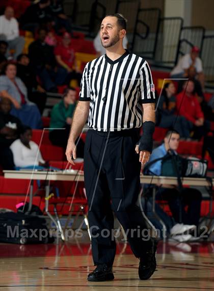 Thumbnail 1 in Leuzinger vs. Orange Lutheran (MaxPreps Holiday Classic) photogallery.