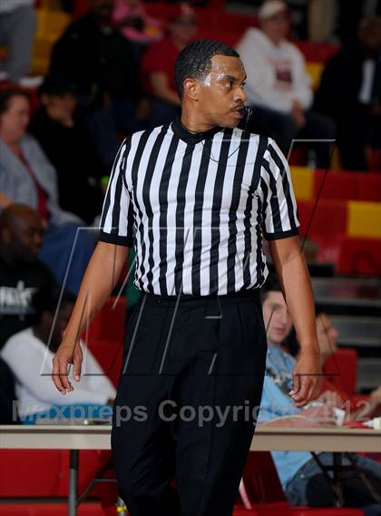Thumbnail 1 in Leuzinger vs. Orange Lutheran (MaxPreps Holiday Classic) photogallery.