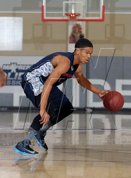 Thumbnail 1 in Leuzinger vs. Orange Lutheran (MaxPreps Holiday Classic) photogallery.