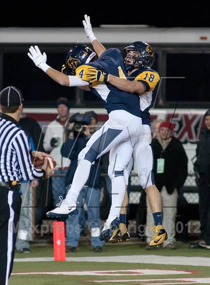 Thumbnail 2 in Whitmer vs. Archbishop Moeller (OHSAA D1 Final) photogallery.