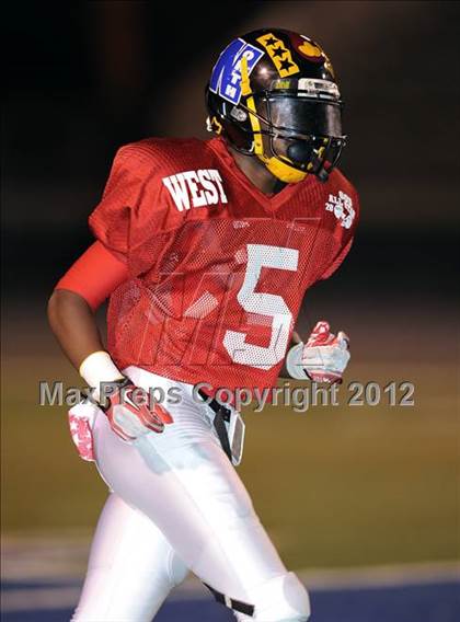 Thumbnail 3 in 605 All-Star Football Game photogallery.