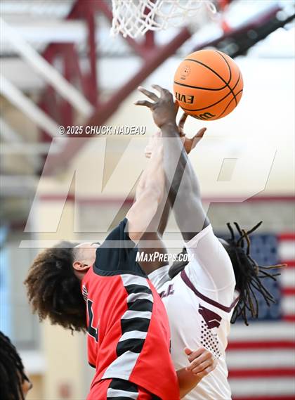 Thumbnail 2 in La Salle Academy vs. Tolman (RIIL State Elite 8) photogallery.