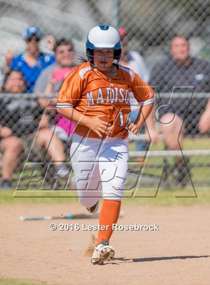 Thumbnail 1 in JV: MacArthur vs Madison JV photogallery.