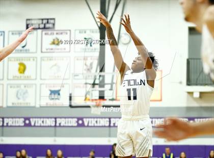 Thumbnail 3 in Evanston vs Loyola Academy (IHSA 4A Sectional Final) photogallery.