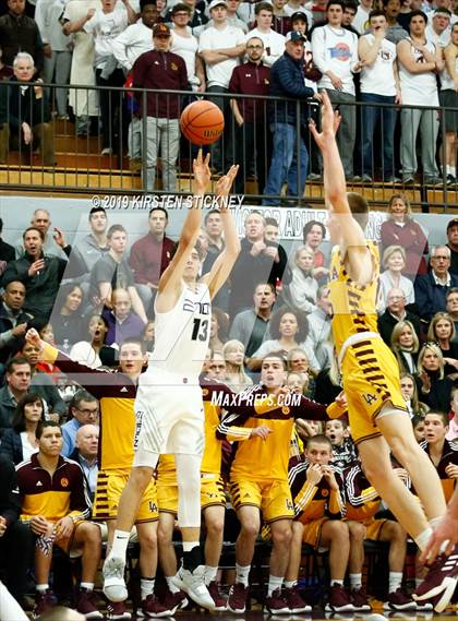 Thumbnail 2 in Evanston vs Loyola Academy (IHSA 4A Sectional Final) photogallery.