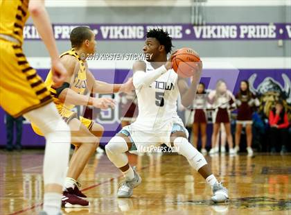 Thumbnail 2 in Evanston vs Loyola Academy (IHSA 4A Sectional Final) photogallery.