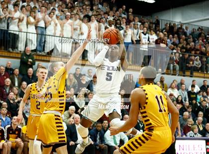 Thumbnail 1 in Evanston vs Loyola Academy (IHSA 4A Sectional Final) photogallery.