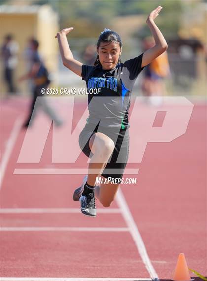 Thumbnail 1 in Frontier Conference Finals photogallery.