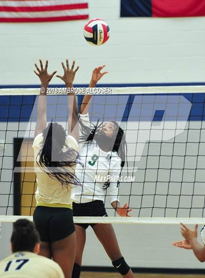 Thumbnail 2 in Cypress Park vs. Mayde Creek (CFISD/Katy Classic) photogallery.