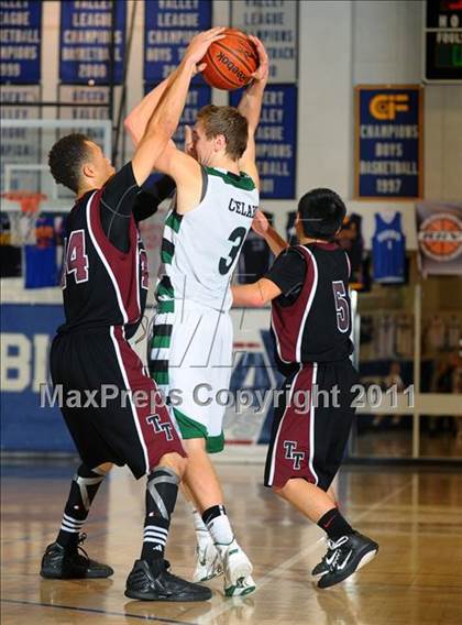 Thumbnail 2 in Thousand Oaks vs. Torrance (MaxPreps Holiday Classic) photogallery.