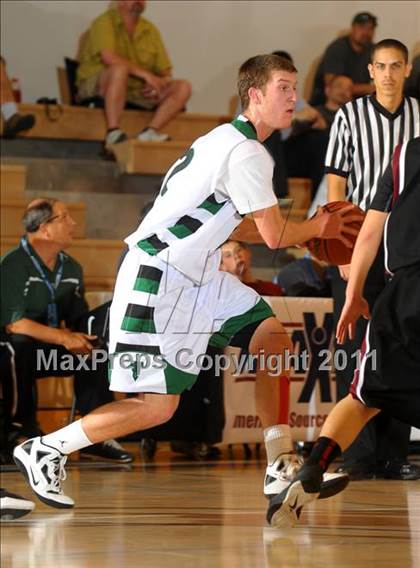 Thumbnail 2 in Thousand Oaks vs. Torrance (MaxPreps Holiday Classic) photogallery.
