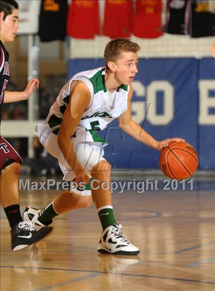 Thumbnail 3 in Thousand Oaks vs. Torrance (MaxPreps Holiday Classic) photogallery.
