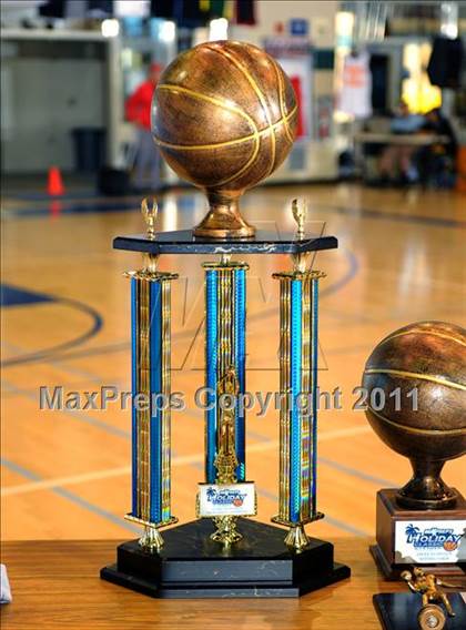 Thumbnail 2 in Thousand Oaks vs. Torrance (MaxPreps Holiday Classic) photogallery.