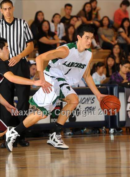 Thumbnail 2 in Thousand Oaks vs. Torrance (MaxPreps Holiday Classic) photogallery.