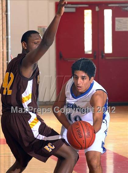 Thumbnail 1 in El Camino vs. Dana Hills (MaxPreps Holiday Classic) photogallery.
