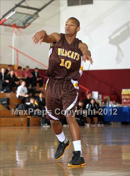 Thumbnail 2 in El Camino vs. Dana Hills (MaxPreps Holiday Classic) photogallery.