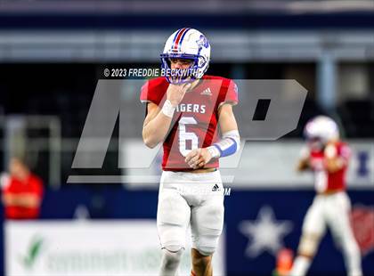 Thumbnail 2 in Tidehaven vs. Gunter (UIL 3A D2 Football Final) photogallery.