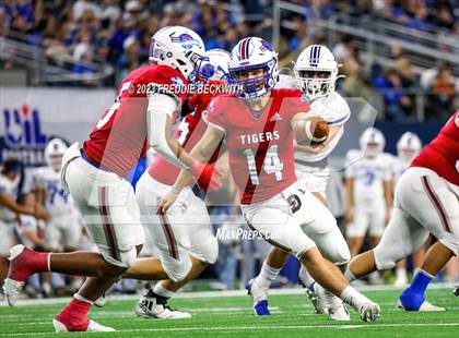 Thumbnail 2 in Tidehaven vs. Gunter (UIL 3A D2 Football Final) photogallery.