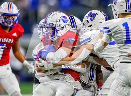 Thumbnail 1 in Tidehaven vs. Gunter (UIL 3A D2 Football Final) photogallery.
