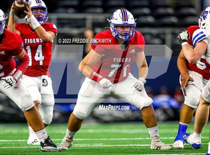 Thumbnail 3 in Tidehaven vs. Gunter (UIL 3A D2 Football Final) photogallery.