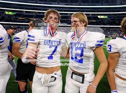 Thumbnail 2 in Tidehaven vs. Gunter (UIL 3A D2 Football Final) photogallery.