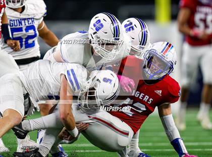 Thumbnail 3 in Tidehaven vs. Gunter (UIL 3A D2 Football Final) photogallery.