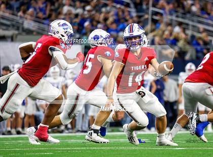 Thumbnail 3 in Tidehaven vs. Gunter (UIL 3A D2 Football Final) photogallery.