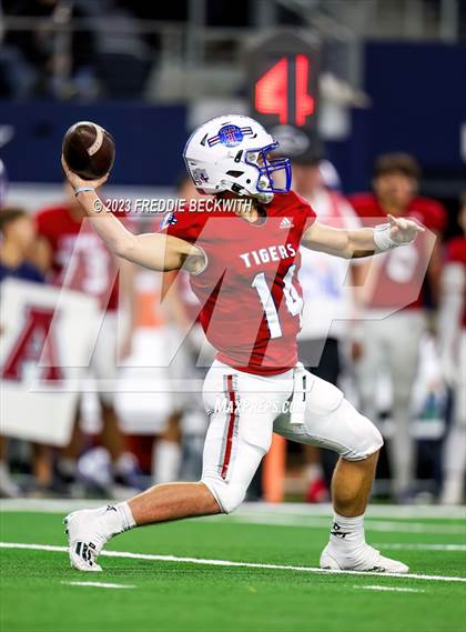 Thumbnail 1 in Tidehaven vs. Gunter (UIL 3A D2 Football Final) photogallery.