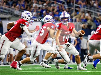 Thumbnail 2 in Tidehaven vs. Gunter (UIL 3A D2 Football Final) photogallery.