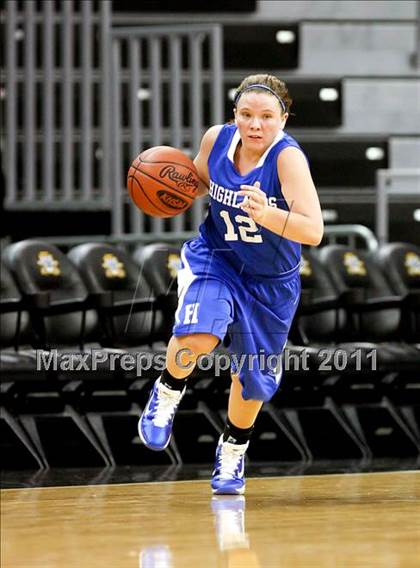 Thumbnail 3 in Highlands vs. St. Henry (KHSAA Ninth Region Quarterfinals) photogallery.