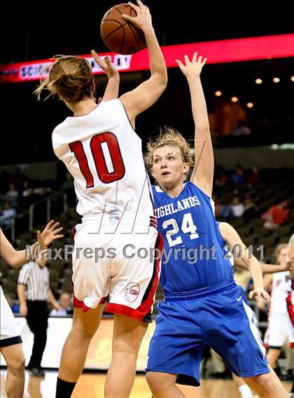 Thumbnail 2 in Highlands vs. St. Henry (KHSAA Ninth Region Quarterfinals) photogallery.