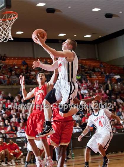 Thumbnail 1 in Marcus vs. South Grand Prairie (5A Region 1 Final) photogallery.