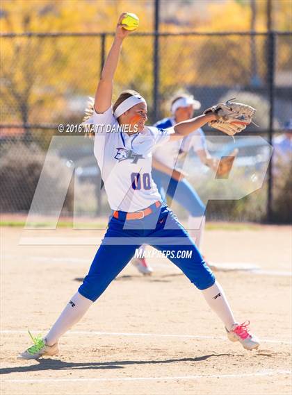 Thumbnail 1 in Legend vs. Smoky Hill (CHSAA 5A Region 6 Playoff) photogallery.