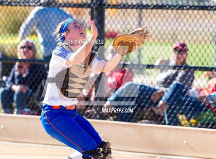 Thumbnail 2 in Legend vs. Smoky Hill (CHSAA 5A Region 6 Playoff) photogallery.