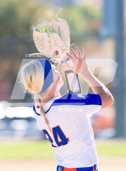 Thumbnail 2 in Legend vs. Smoky Hill (CHSAA 5A Region 6 Playoff) photogallery.