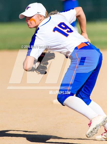 Thumbnail 1 in Legend vs. Smoky Hill (CHSAA 5A Region 6 Playoff) photogallery.