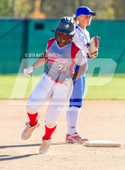 Thumbnail 1 in Legend vs. Smoky Hill (CHSAA 5A Region 6 Playoff) photogallery.
