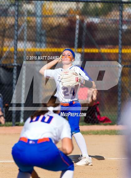 Thumbnail 2 in Legend vs. Smoky Hill (CHSAA 5A Region 6 Playoff) photogallery.