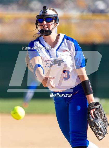 Thumbnail 2 in Legend vs. Smoky Hill (CHSAA 5A Region 6 Playoff) photogallery.