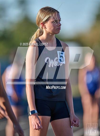 Thumbnail 1 in Dog Pound Invitational (400M) photogallery.