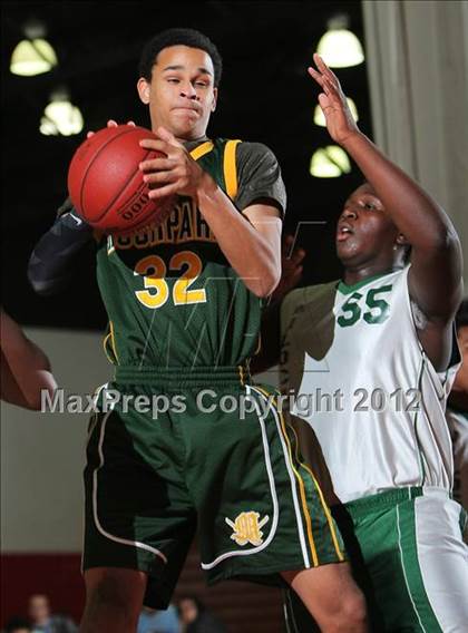 Thumbnail 2 in Moorpark v 29 Palms (MaxPreps Holiday Classic) photogallery.