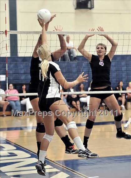 Thumbnail 3 in Corona del Mar vs Carlsbad (Dave Mohs Tournament) photogallery.