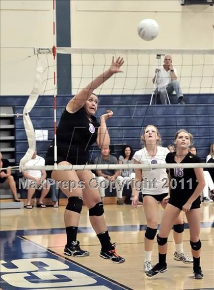 Thumbnail 2 in Corona del Mar vs Carlsbad (Dave Mohs Tournament) photogallery.