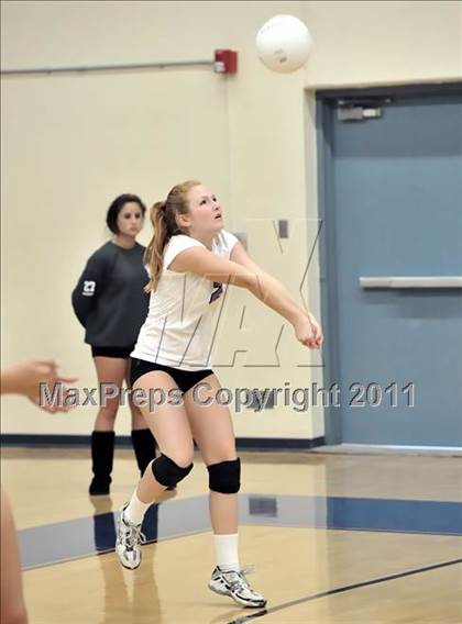 Thumbnail 2 in Corona del Mar vs Carlsbad (Dave Mohs Tournament) photogallery.