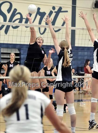 Thumbnail 2 in Corona del Mar vs Carlsbad (Dave Mohs Tournament) photogallery.