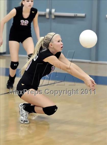 Thumbnail 2 in Corona del Mar vs Carlsbad (Dave Mohs Tournament) photogallery.