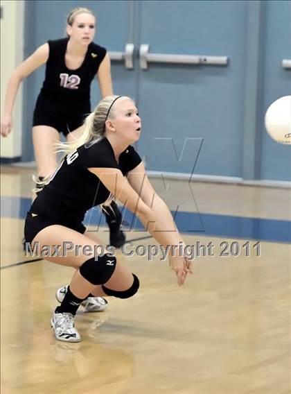 Thumbnail 1 in Corona del Mar vs Carlsbad (Dave Mohs Tournament) photogallery.