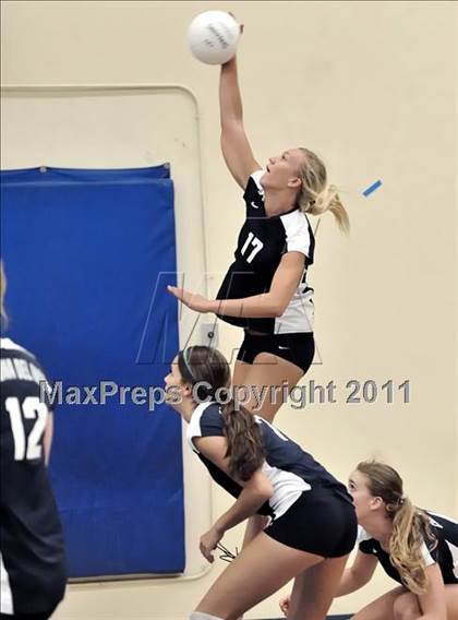 Thumbnail 1 in Corona del Mar vs Carlsbad (Dave Mohs Tournament) photogallery.
